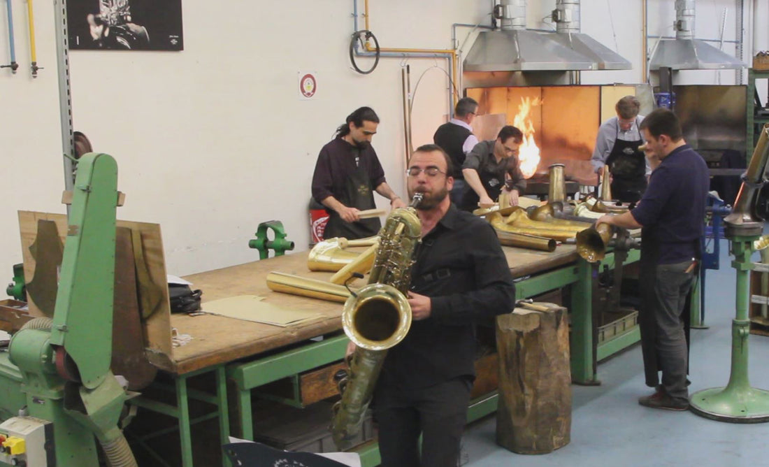 Frédéric Gastard et son saxophone basse dans nos ateliers
