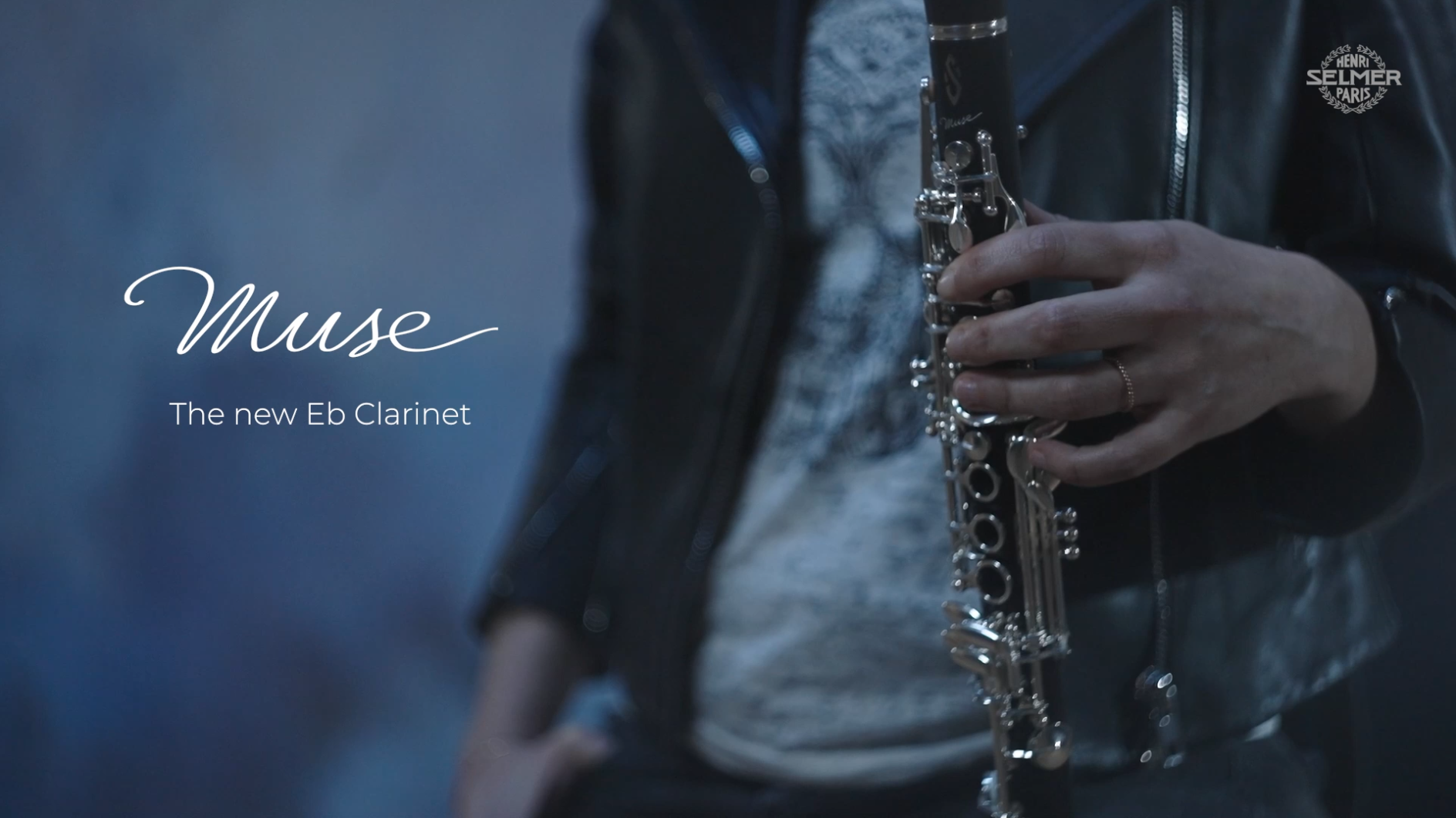 Charger la vidéo : {&quot;type&quot;:&quot;root&quot;,&quot;children&quot;:[{&quot;children&quot;:[{&quot;type&quot;:&quot;text&quot;,&quot;value&quot;:&quot;Durant quatre années, les équipes de Recherche et Développement Henri SELMER Paris et les clarinettistes d&#39;orchestres de différents pays retenus pour ce projet ont associé leurs connaissances et expériences pour donner naissance à &quot;},{&quot;type&quot;:&quot;text&quot;,&quot;value&quot;:&quot;la clarinette Mib professionnelle Muse&quot;,&quot;bold&quot;:true},{&quot;type&quot;:&quot;text&quot;,&quot;value&quot;:&quot;.&quot;}],&quot;type&quot;:&quot;paragraph&quot;},{&quot;children&quot;:[{&quot;type&quot;:&quot;text&quot;,&quot;value&quot;:&quot;D&#39;abord, nous sommes repartis de ce qui faisait le succès de la clarinette Mib Récital :&quot;},{&quot;type&quot;:&quot;text&quot;,&quot;value&quot;:&quot; l&#39;architecture de la perce et le diamètre extérieur&quot;,&quot;bold&quot;:true},{&quot;type&quot;:&quot;text&quot;,&quot;value&quot;:&quot;, donnant une grande confiance de jeu aux musiciens.&quot;}],&quot;type&quot;:&quot;paragraph&quot;},{&quot;type&quot;:&quot;paragraph&quot;,&quot;children&quot;:[{&quot;type&quot;:&quot;text&quot;,&quot;value&quot;:&quot;&quot;}]},{&quot;type&quot;:&quot;paragraph&quot;,&quot;children&quot;:[{&quot;type&quot;:&quot;text&quot;,&quot;value&quot;:&quot;Nous nous sommes ensuite inspirés des avancées&quot;},{&quot;type&quot;:&quot;text&quot;,&quot;value&quot;:&quot; &quot;,&quot;bold&quot;:true},{&quot;type&quot;:&quot;text&quot;,&quot;value&quot;:&quot;liées aux clarinettes Sib et La Muse pour modifier la forme de certains trous et emplacements, afin d&#39;obtenir un &quot;},{&quot;type&quot;:&quot;text&quot;,&quot;value&quot;:&quot;meilleur équilibre de justesse&quot;,&quot;bold&quot;:true},{&quot;type&quot;:&quot;text&quot;,&quot;value&quot;:&quot;.&quot;}]},{&quot;type&quot;:&quot;paragraph&quot;,&quot;children&quot;:[{&quot;type&quot;:&quot;text&quot;,&quot;value&quot;:&quot;Autre nouveauté : la clarinette a été tamponnée en liège (sauf les 4 tampons des graves qui restent en cuir), afin de garantir une &quot;},{&quot;type&quot;:&quot;text&quot;,&quot;value&quot;:&quot;émission plus facile, une précision de jeu et une meilleure définition du son&quot;,&quot;bold&quot;:true},{&quot;type&quot;:&quot;text&quot;,&quot;value&quot;:&quot;.&quot;}]},{&quot;type&quot;:&quot;paragraph&quot;,&quot;children&quot;:[{&quot;type&quot;:&quot;text&quot;,&quot;value&quot;:&quot;&quot;}]}]}
