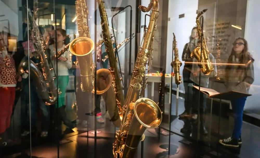 Plongez dans la plus vaste collection de saxophones au monde